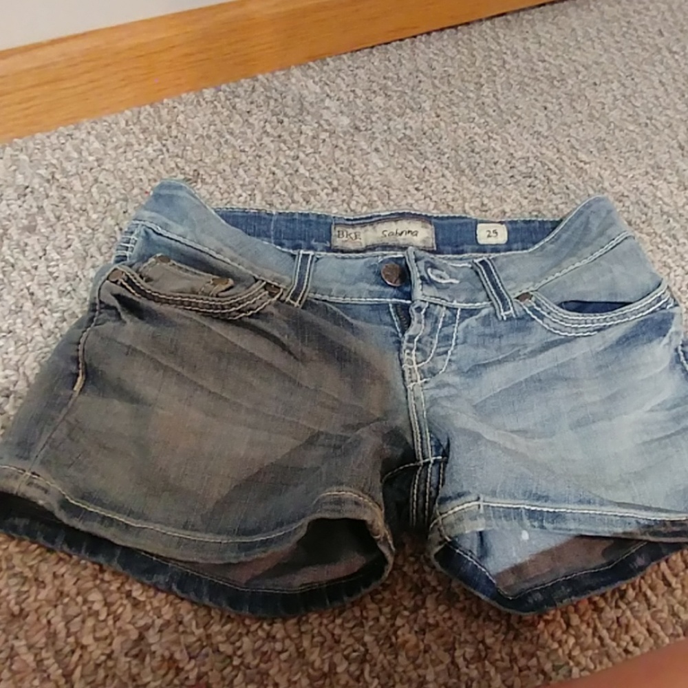 Size 25. BKE Sabrina light wash shorts